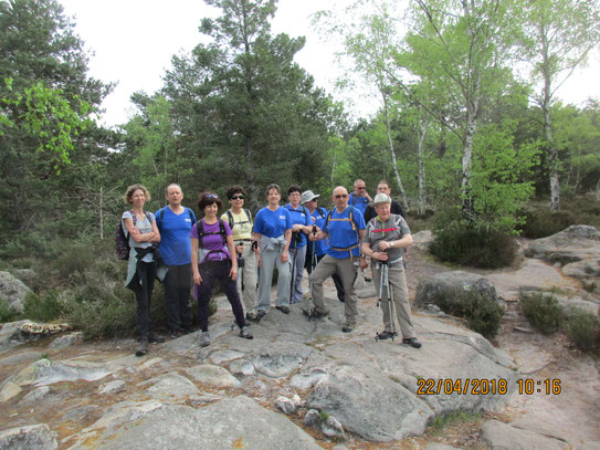 Le groupe sur le promontoire devant la croix de Lorraine et "ces adorateurs"