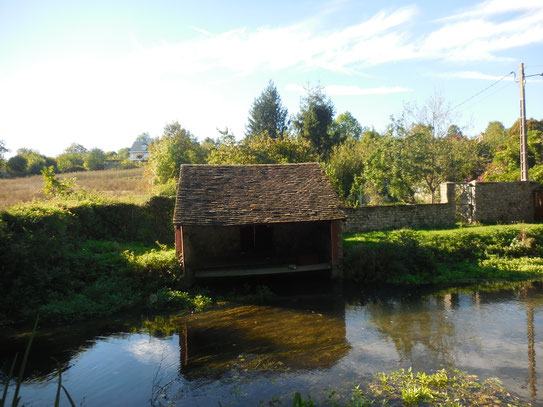 Plusieurs anciens lavoirs au long de ce cours d'eau tranquille ou barbotent les canards