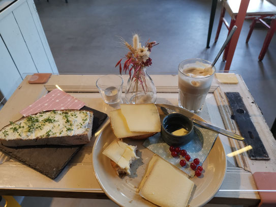 Das linke Brot habe ich erst zum Abendessen verputzt. Mega lecker! 