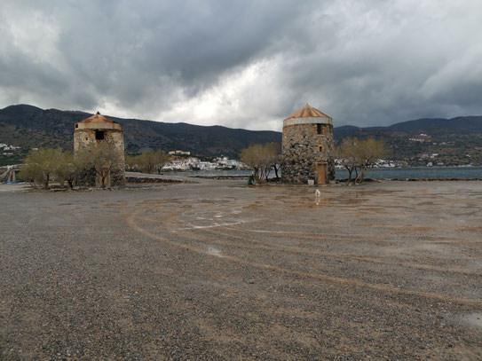 Zwei alte Windmühlen - Ruinen