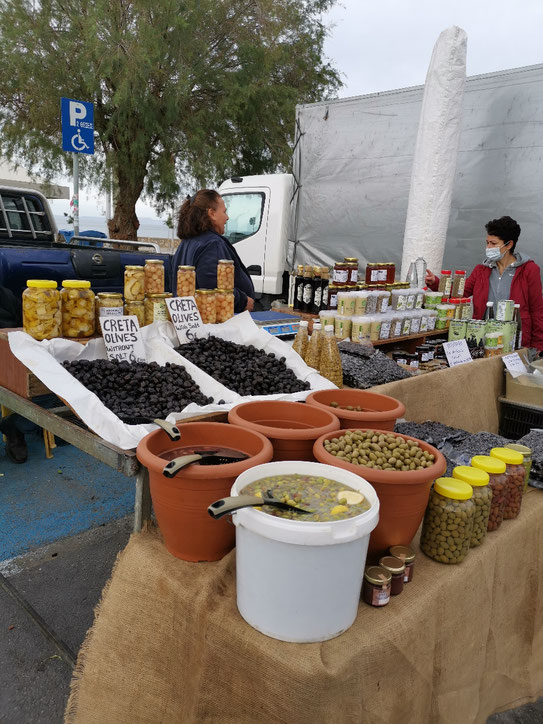 Zahlreiche Oliven Sorten und eingelegte Artischockenherzen
