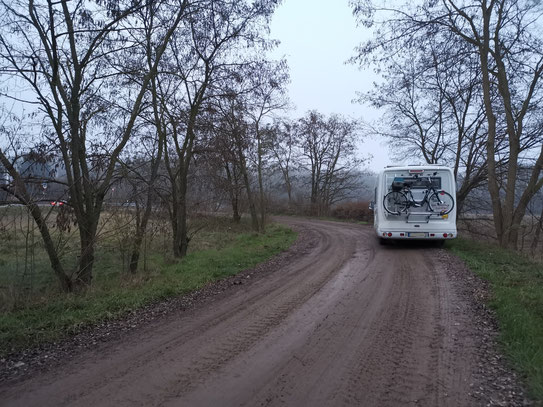 Zum Wenden muss ein Weg nur ein paar Zentimeter breiter sein, als die Länge des Fahrzeugs. 