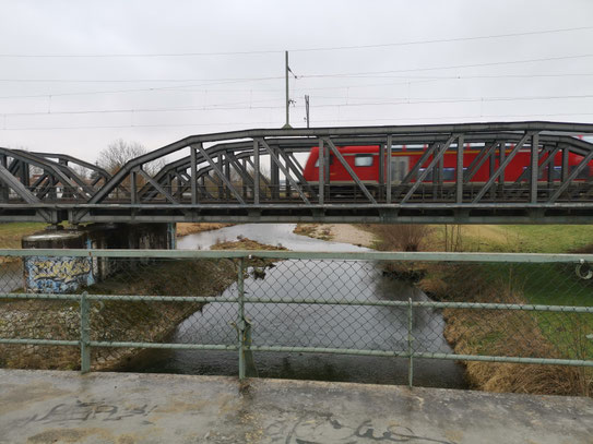 Brücke über dem Donau Seitenarm