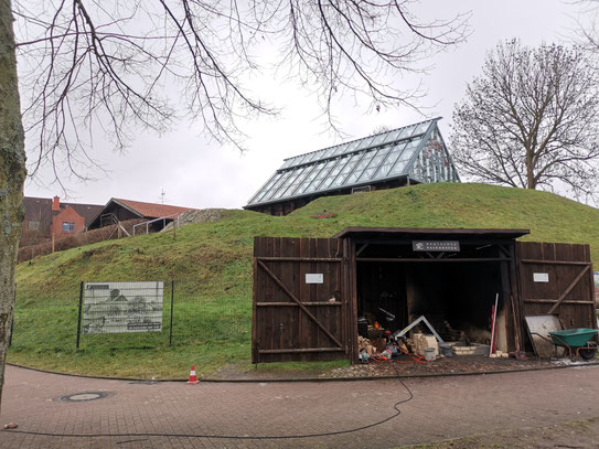 I'm Vordergrund wird ein neuer Schau Ofen für die Siederei gebaut