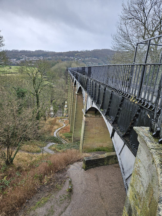 Unten der Fluss und oben der Wasser gefüllte Kanal