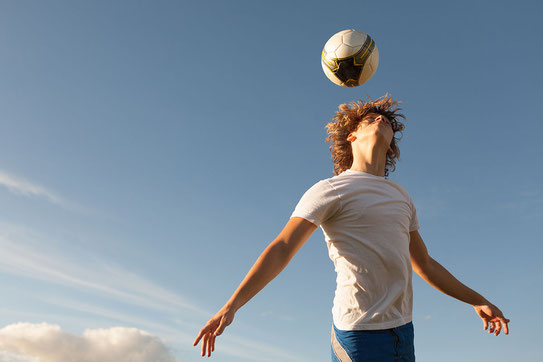 Kopfbälle beim Fußball können das Hirn schädigen