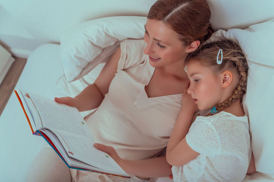 Vorlesen kann Schmerzen beim Kindern lindern