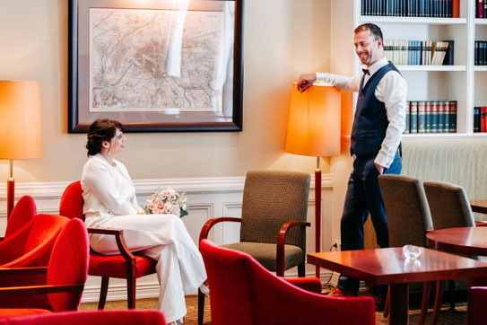 Brautpaar beim Paarshooting im Kaminzimmer des Hotels Bergström Lüneburg