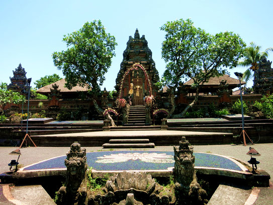 Blick auf den Saraswati Tempel in Ubud