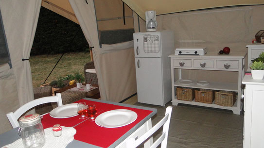 Tente lodge luxe bord étang dordogne etang de bazange