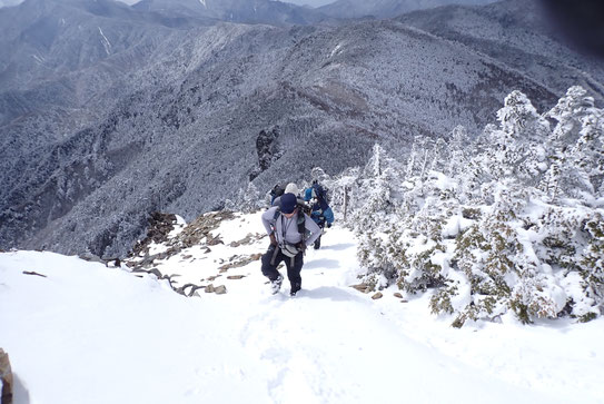 日本百名山　甲武信岳　残雪期　軽アイゼン　登山