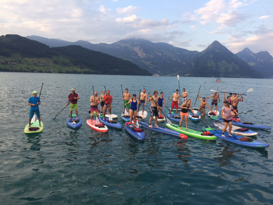 Stand Up Paddling Teamevent Arena Sport. SUP verbindet und begeistert.