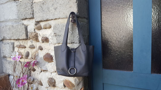 Sac "bridge" en cuir de vachette.