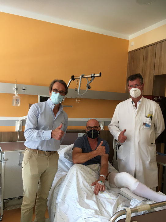 (von links) Daumen hoch für die gelungene OP: Dr. med. Christoph Meister, Frank Schätzel und Dr. med. Dr. Peter Garay. Foto: Franziskanerbrüder vom Heiligen Kreuz