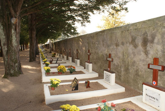 Les 46 tombes du carré militaire -Photo C. Métreau
