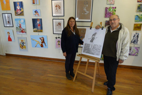 De gauche à droite : Jacqueline Gouby et le peintre Jean-Luc Lefranc lors de l'exposition Pin-up.