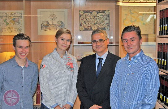 Der polnische Konsul Dariusz Klaczko empfing die jungen Schüler Hendrik von Hagen (l.), Michelle Dewender und Jan Matuszak in der Stadtbücherei. Foto: privat