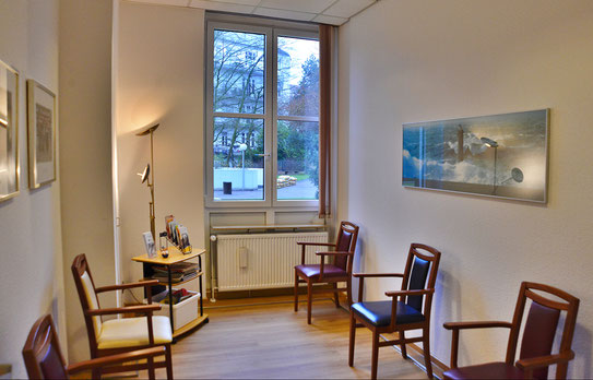 Wartezimmer mit angenehmer Atmosphäre und allerlei Lektüre.
