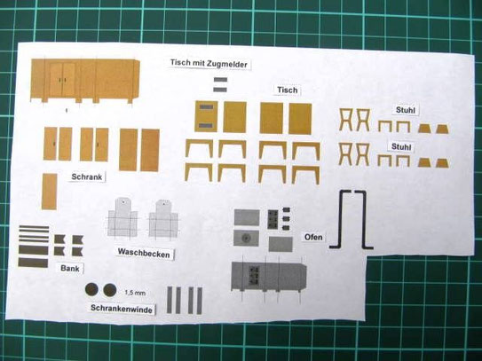 (c) W. Fehse - Modellbogen mit Schrankenwinde, Tisch, Stühle, Zugmeldertisch, zweitüriger Schrank, einfache Holzbank, Ofen, Waschbecken, Schrankenwinde, hier Stellwerk Waldheim