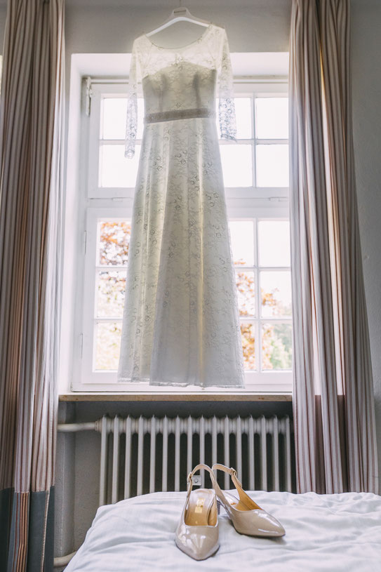 Foto Brautkleid und Brautschuhe | Hochzeitsfotografin Anne Hufnagl