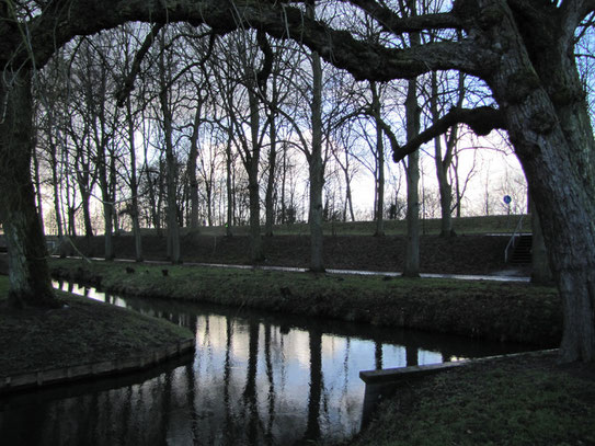 Uitzicht op de rand van de oude vestingswerken waar nog twee machtige Duitse geschutskoepels staan als littekens uit een ver verleden. Opgesteld om het oude Willemstad te verdedigen tegen vijanden vanaf open zee gedurende de tweede wereldoorlog.