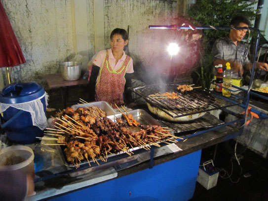 Het straatleven rondom de fameuze Khao San Road. DE straat van toeristisch Bangkok kun je wel zeggen. Alles is hier ingesteld op de toeristen.....