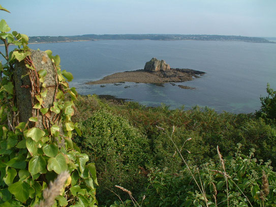 Uitzicht op een stuk van de Noordkust van Bretagne bij Côte de Granit Rose. Vernoemd naar zijn donkerroze rotsen.
