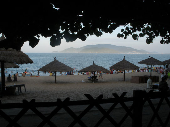 Het grote strand van Nha Trang aan de overzijde van de hoofdstraat waar de boulevard een mooi uitzicht geeft op één van de buureilanden.