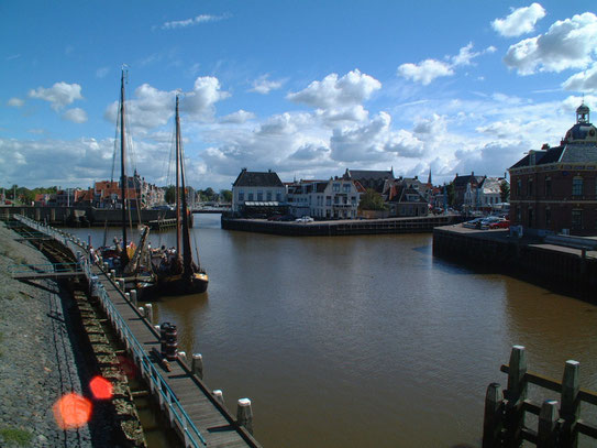 Een blik op de haven van Harlingen. Een stad, met meer dan 500 panden op de monumentenlijst, en je echt kunt genieten van 'Hollands Glorie'.