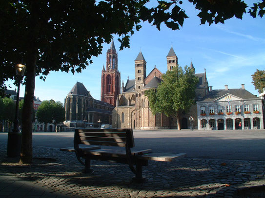 Uitzicht over het gezellige Vrijthof met uitzicht op (v.l.n.r.) de 'rode' Sint Janskerk, de Sint Servaas basiliek en het Generaalshuis wat nu dienst doet als theater.