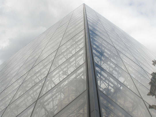 De glazen piramide bij het musée du Louvre. Het museum met één van de belangrijkste kunstverzamelingen ter wereld.