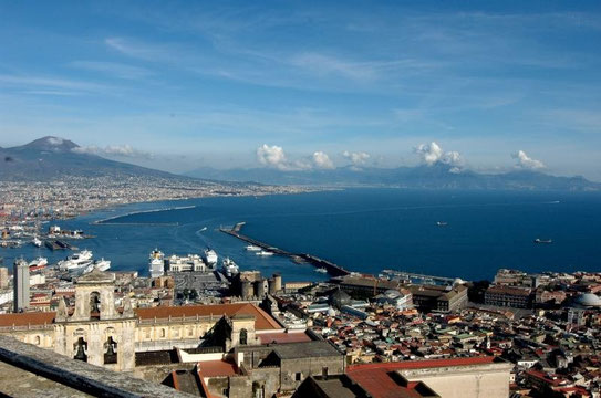 Vanaf de Vesuvius heb je een prachtig uitzicht over de stad Napels. De bakermat van de pizza en een echte traditionele Italiaanse stad.