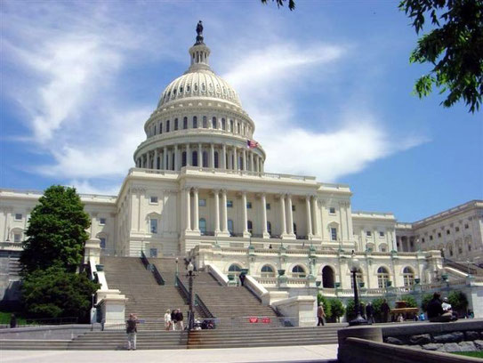 Vergaderend Amerika neemt hier dagelijks plaats, in het Capitool. De U.S. congress; de Senaat in de ene vleugel, het Huis van afgevaardigden in de andere