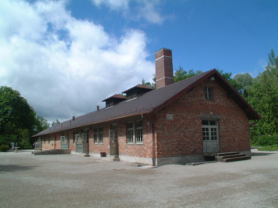 Naast het oude crematorium werd later een tweede bijgebouwd onder de naam "barrack X".