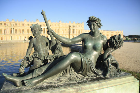 Een beeld van Neptunus siert voor het Chârteau. Eén van de vele beelhouwwerken die de tuin rijk is en de tuin omtovert tot een waar 17 eeuws paradijs.