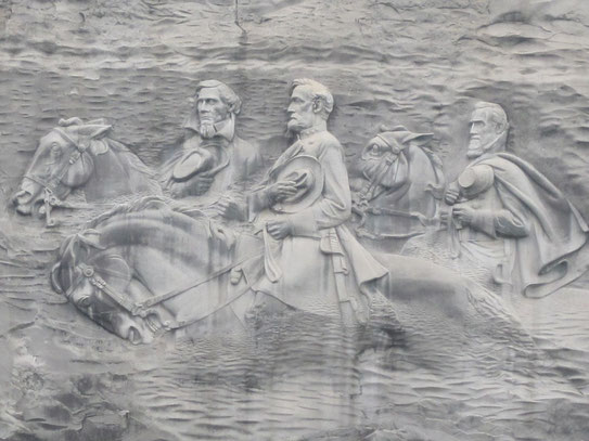 Uitgehouwen in het graniet van de Stone Mountain, de leiders van de zuidelijke staten, J. Davis, R.E. Lee, en "Stonewall" Jackson.