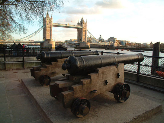Vanuit de naast gelegen Tower of Londen een uitzicht op de Tower Bridge. "Het visitekaartje" van de stad Londen aan de Theems.