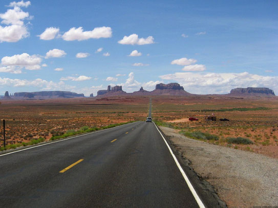 De verlaten wegen in Monument Valley geven de meest fascinerende uitzichten. Veel western speelfilms hebben hier hun decor aan te danken.