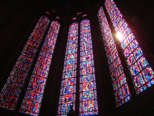 In de kathedraal van Amiens (Cathédrale Notre-Dame), de hoofdstad van Picardië, zijn prachtige glas-in-lood ramen te bewonderen.
