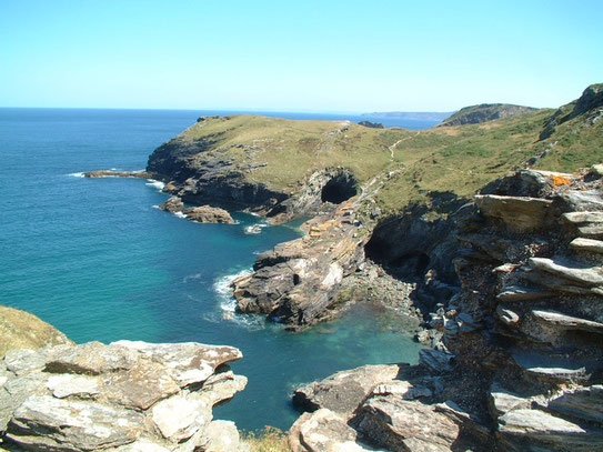 Uitzicht op de baai van Porthcurno waar ook het oud Griekse Minack Theatre uit 1923 is te bewonderen.