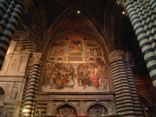 De Duomo met haar wit gestreepte marmeren pilaren is ongetwijfeld indrukwekkend te noemen en een bezoekje waard!