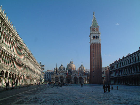 Het prachtige Piazza San Marco met uitzicht op de Basilica di San Marco met rechts daarvan de hoge Campanile di San Marco.
