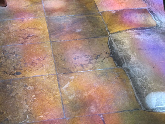 De vloer van de Cathédrale Saint Sacerdos leverde, met behulp van de invallende zon door de glas in lood ramen van de kapel, dit aparte kleurenspectrum op.