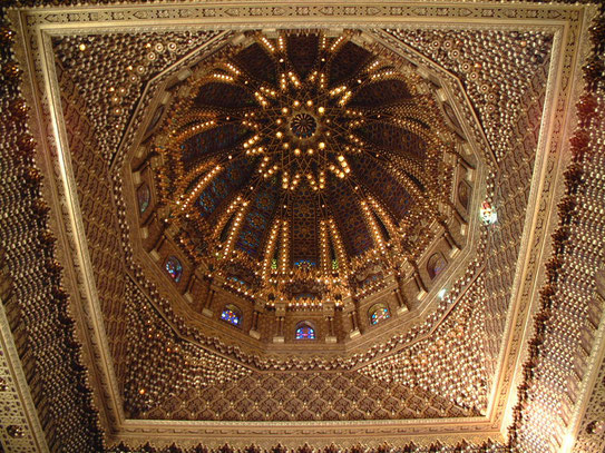 De binnenkant van de koepel van het mausoleum van Mohammed V. Een complex dat werd gebouwd i.o.v. Hassan II.