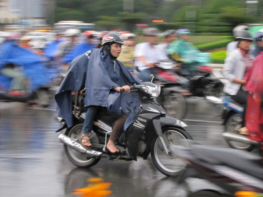 Eén van de drie-en een half miljoen scooters die in het straatbeeld van Saigon niet weg te denken zijn. En het aantal blijft jaarlijks nog steeds stijgen.....