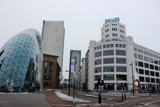 Links een nieuw winkelpand: de Blob. Rechts een gebouw van Philips. Bron: Christian van Elven.