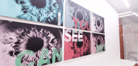 Typografie und Popart Iris als Eyecatcher, Kunst für Kliniken im Empfangsbereich und Wartezimmer.