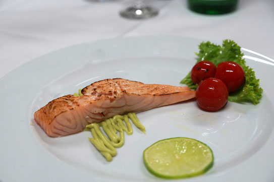 Geflämmter Lachsstreifen mit Avocado-Meerrettich-Creme