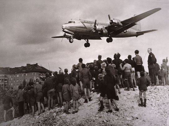 Fotografie 1948- amerikanisches Flugzeug im Landeanflug auf Berlin- der Westteil der Stadt wurde nach der Isolierung durch die UdSSR aus der Luft versorgt