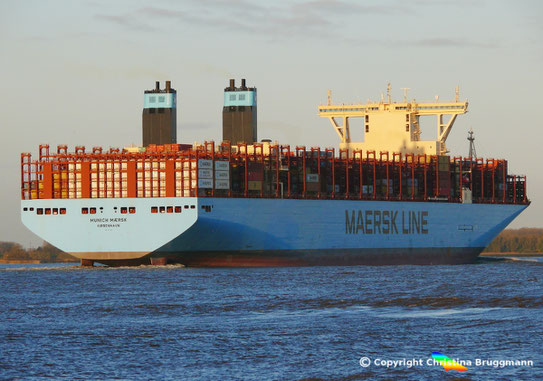 Heckansicht eines Maersk Triple-E Containers der 2. Genration. Zu erkennen ist hier die größere Seitenhöhe des Rumpfes
